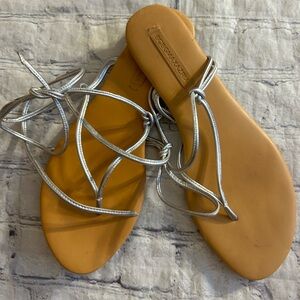BCBGMAXAZRIA SILVER METALLIC LACE-UP FLAT SANDALS WOMEN’S SIZE 8.5